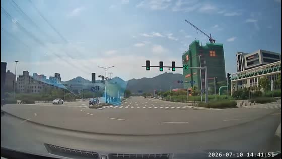 E-bike rider crashes into car at intersection in Guangdong, China