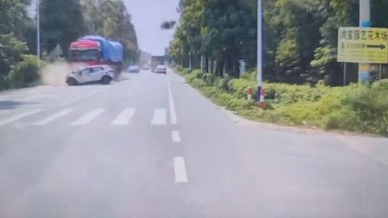 SUV and trailer truck collide after sudden lane change on rural road in Guangdong, China