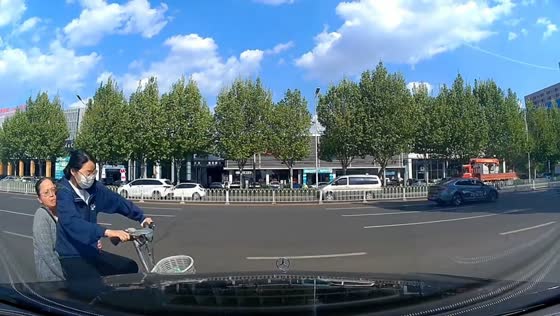 E-bike collides with car exiting parking area in Hebei, China