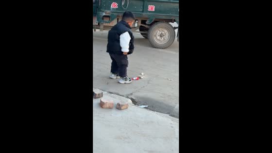 Boy throws a tantrum after dropping his ice cream in Hebei, China