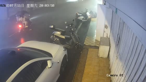 Powerful storm knocks riders from scooter in Shantou, China