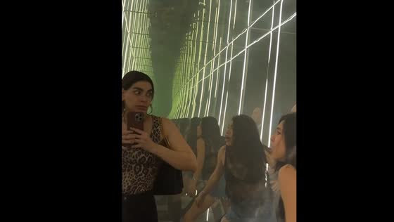 Lady dances while filming reflections amid fight in Salinas Victoria, Nuevo León
