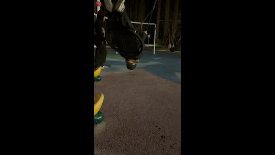 Friends accidentally fall from nest swing in Jiangsu, China