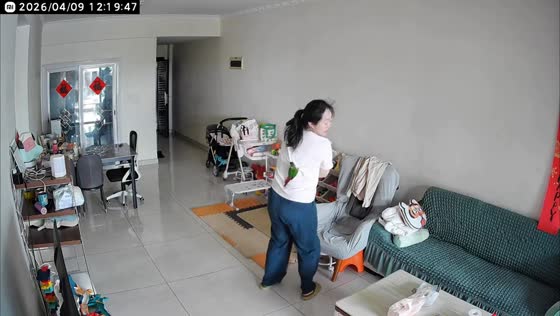 Woman startled by parakeet landing on her back in Guangdong, China