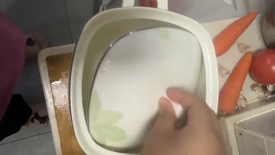 Person struggles to remove mismatched pot cover from pot in Jiangsu, China