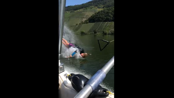 Water skiing mishap: balance lost, splash in Schleich, Germany