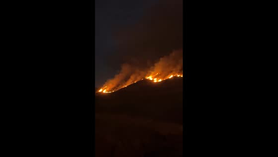 Sandy Fire burns near residential hills in Simi Valley, California, USA
