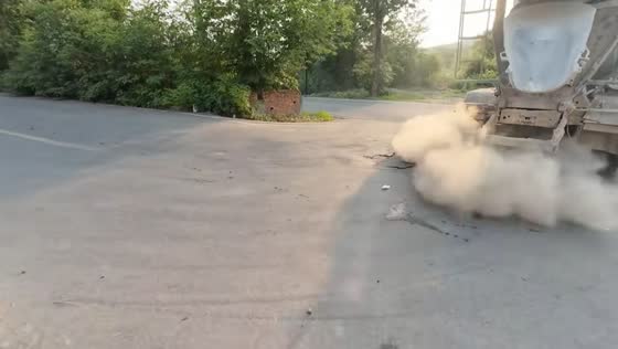 Cement truck blast startles pedestrians in Hubei, China