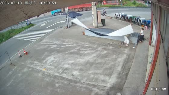 Strong wind sends corrugated steel sheet flying in Sichuan, China