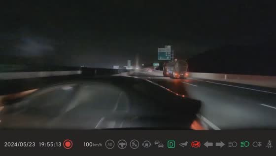 Car crashes into parked vehicle at night in Zhejiang, China