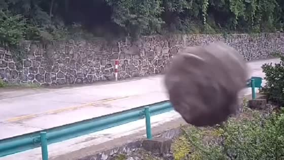 Huge rock rolls down hill and destroys yard in Hubei province, China