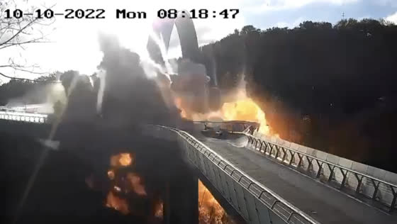 Rocket attack on the "Klitschko bridge" and the area with the office of the SBU caught on video