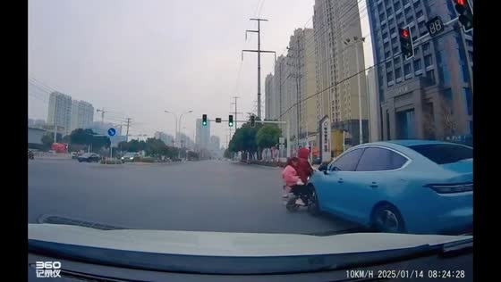 Car collides with electric bicycle, injuring rider and child in Hubei, China