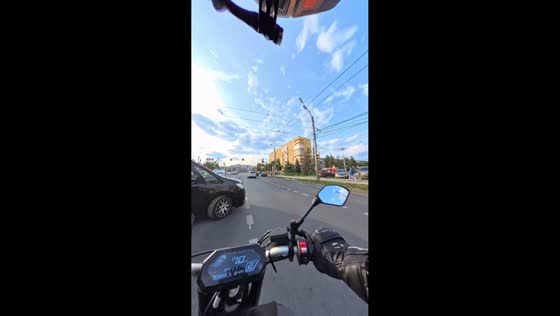 Minivan runs red light and hits motorcycle in Nizhny Novgorod, Russia