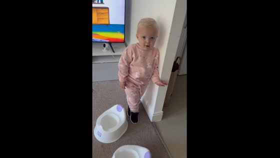 Toddler shows attitude while twin remains oblivious