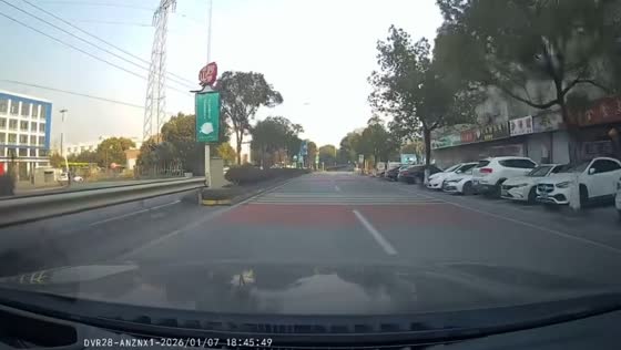 Road rage crash after intersection dispute in Zhejiang, China