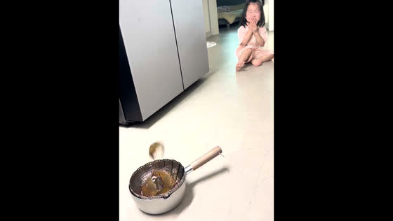 Toddler reacts to live shrimp being cooked in Gwangju