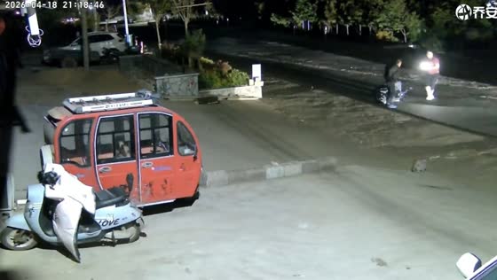 E-scooter rider collides with pedestrian at night in Shandong, China