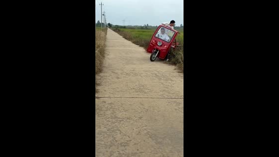 Tricycle accidentally reverses into grass field in Anhui, China