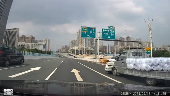 Truck collides with car changing lanes on highway in Guangdong, China