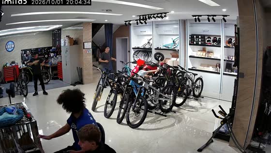 Child accidentally accelerates e-bike and crashes into bicycles in Zhejiang, China