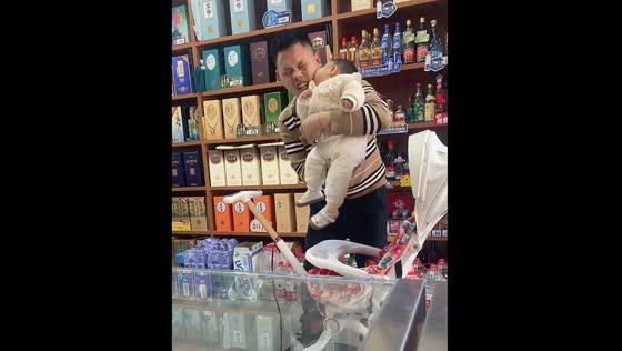 Child bites father in Hebei Province while refusing stroller