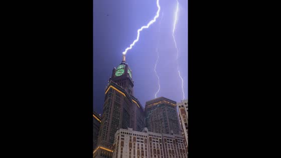 Lightning strikes building in Makkah, Saudi Arabia