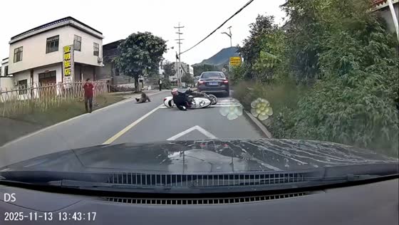 Motorcycle hits pedestrian in Sichuan, China 
