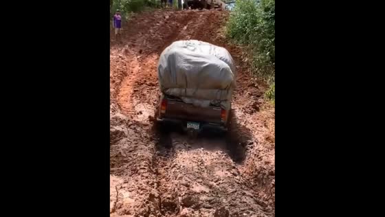  Toyota Hilux conquers muddy ascent in San Lorenzo, Chiriqui