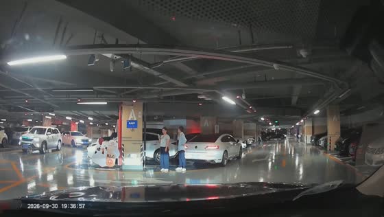 Car loses control and crashes into a parked vehicle in a parking garage in Jiangsu, China