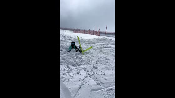 Skier falls during small slope jump in Xinjiang, China