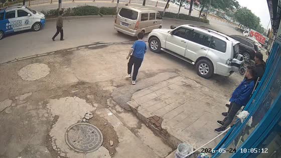 Boy left behind after searching for coin as father drives off in Liaoning, China