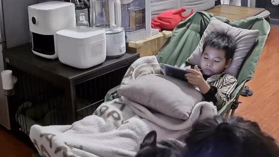 Boy falls from lounge chair after dog is placed on it in Guangdong, China