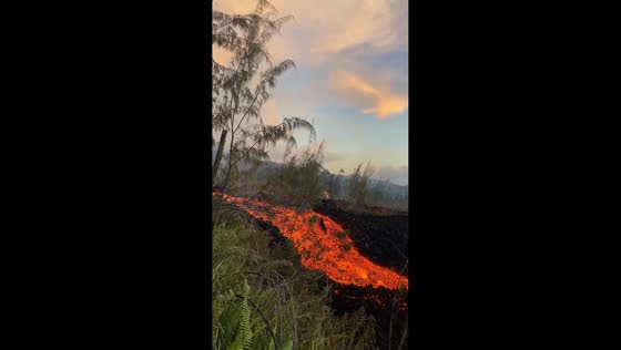 Molten lava advances in Grand Brûlé, Reunion
