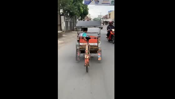 Surprising sight: driverless rickshaw cruises with passenger onboard in Tasikmalaya