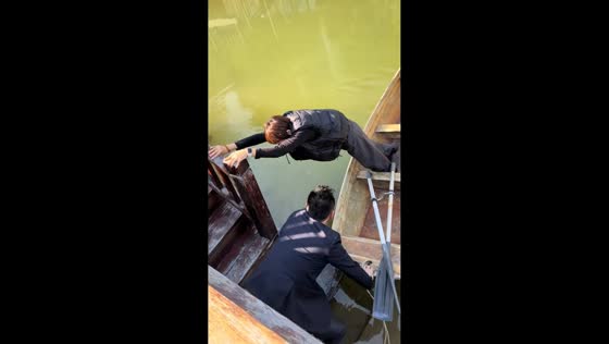 Woman narrowly avoids falling into river while boarding boat in Guangdong, China
