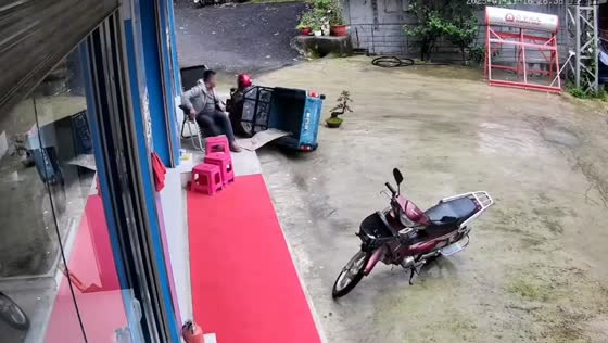 Tricycle tips over and nearly hits napping man in Yunnan, China