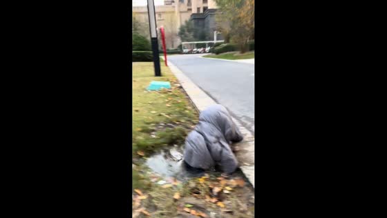 Little boy slips into puddle while playing in Shandong, China