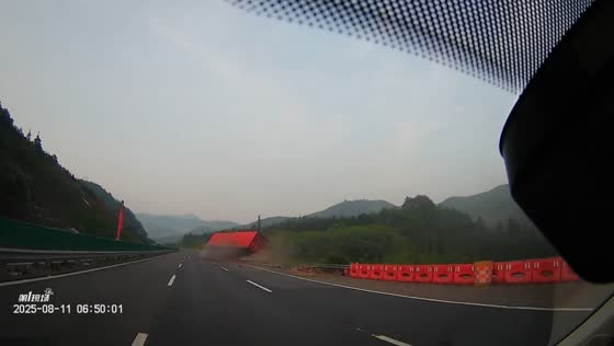 Large truck crashes into guardrails on highway in Guangdong, China
