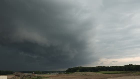 Massive shelf cloud approaches Caledonia, Michigan, USA