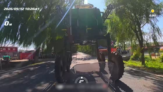 High-clearance sprayer creates unusual moment as vehicle passes underneath in Beijing, China