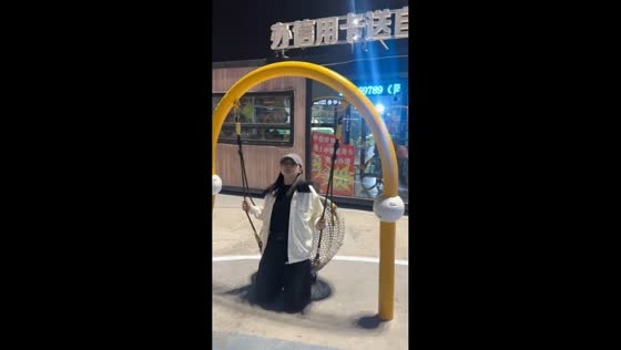 Woman slips on low swing seat in funny mishap in Hebei, China