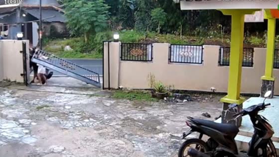 Gate falls on person in Menes, Indonesia: CCTV captures incident