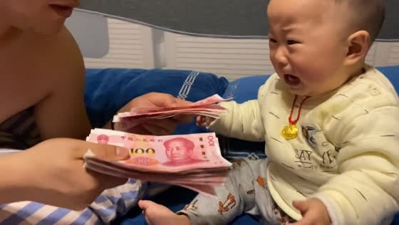 Baby stops crying as soon as he holds money in Guizhou, China