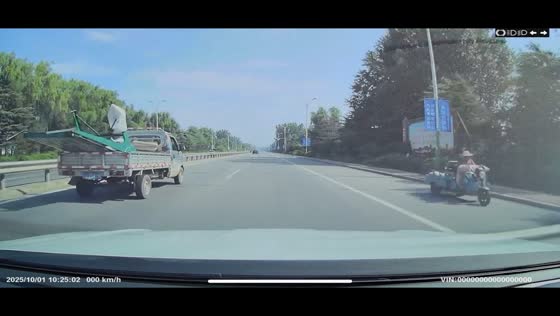 Driver narrowly avoids falling solar heater on highway in Shandong, China