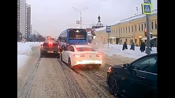 Father and child narrowly escape accident on icy crossing in Moscow, Russia