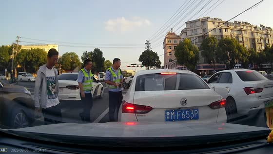 Fastest traffic police response ever: car collision at a red light in Anhui, China