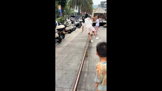 Child falls after stepping on rail after another child kicks metal bar in Fujian, China