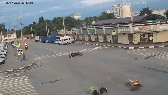 Two teenage motorcyclists collide at intersection in Armavir, Russia