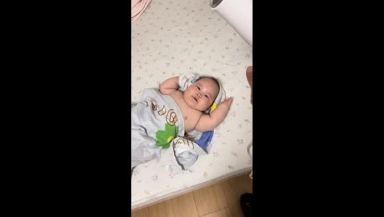 Baby wiggles with joy at the sound of a hair dryer in Jiangsu, China